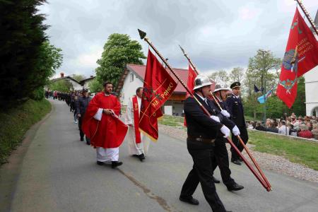 Procesija prihaja k cerkvi s